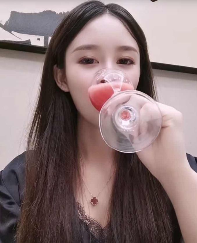 体验极品兼职大三在校MM，皮肤白嫩前凸后翘。